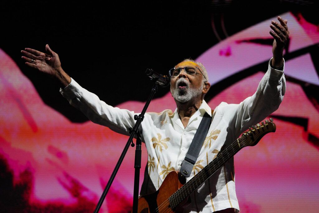 Dos potencias se saludan: Charly García y Gilberto Gil se reencontraron durante el show del brasileño