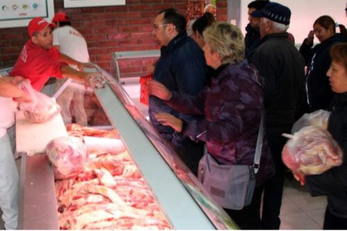 Argentina quiere sumar más carne vacuna a su pirámide nutricional, pero cada vez menos gente puede pagarla