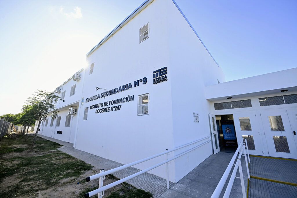 Kicillof inauguró seis escuelas y le mandó mensaje a Milei: “Para nosotros la educación no es un negocio ni una mercancía”