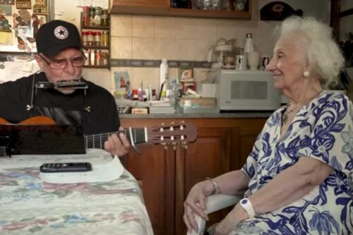 León Gieco cantó “La Memoria”, con la presencia de Estela de Carlotto