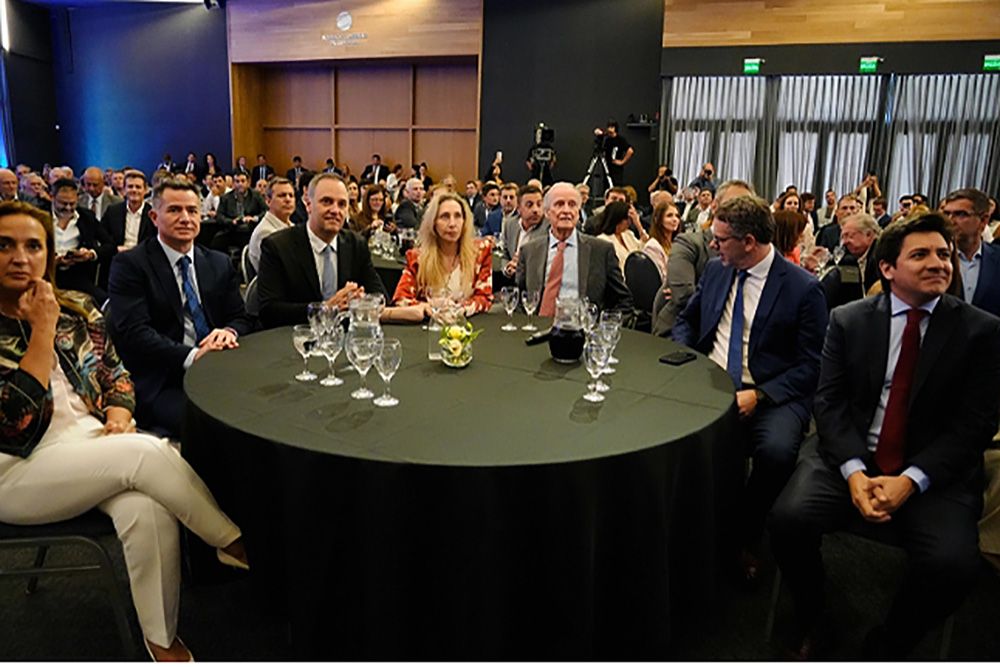 En medio del escándalo $Libra, Milei bajó los decibeles contra los empresarios y les pidió inversiones 1 En medio del escándalo $Libra, Milei bajó los decibeles contra los empresarios y les pidió inversiones