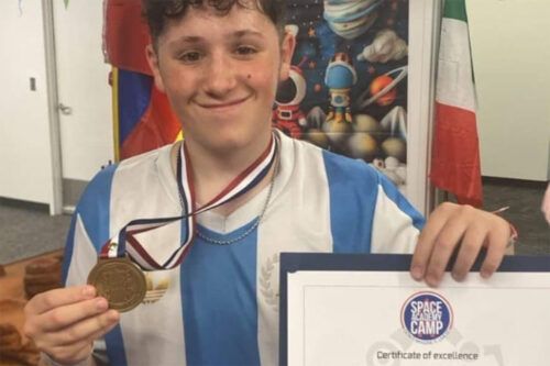 Un adolescente argentino fue premiado por la NASA, por un robot para extraer materiales en Marte