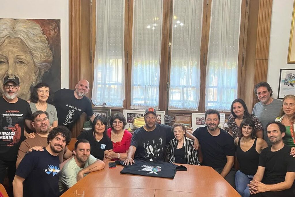 Tom Morello tocó con una remera de Abuelas y una gorra con la consigna “Fate no se cierra”