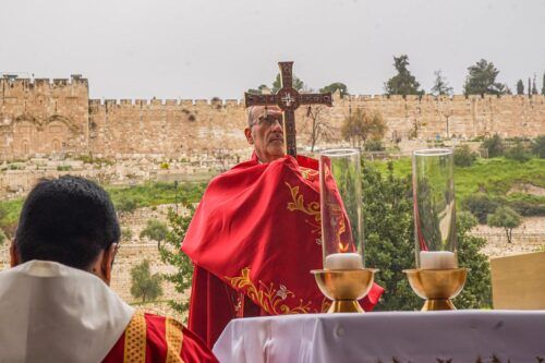 Tras el repudio mundial, Netanyahu rectifica y permite el ingreso del patriarca latino al Santo Sepulcro