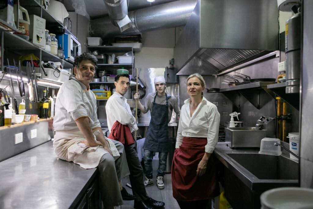 Agenda de espectáculos con lo mejor de la semana: AC/DC, Boy Olmi, Manuel Puig en teatro y películas para ver a 50 años del golpe