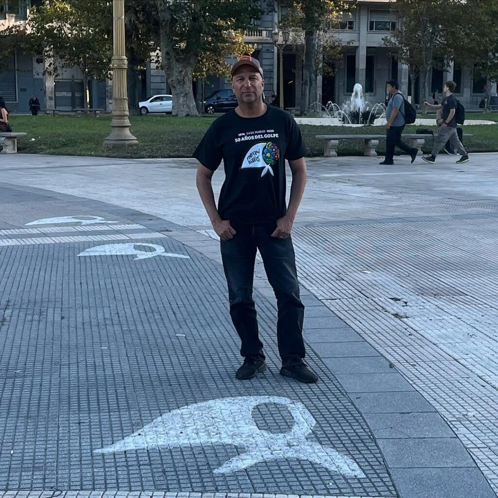 Tom Morello tocó con una remera de Abuelas y una gorra con la consigna “Fate no se cierra”
