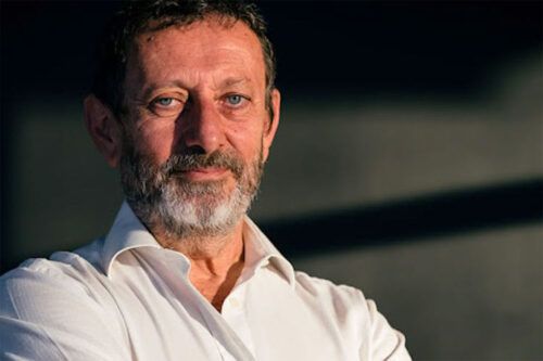 La punzante ironía de Michele Serra: «Los estadounidenses son muy afortunados, siempre que van a exportar libertad encuentran petróleo»