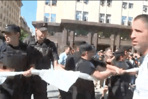 La policía de la Ciudad reprimió a discapacitados que protestaban frente a Casa Rosada