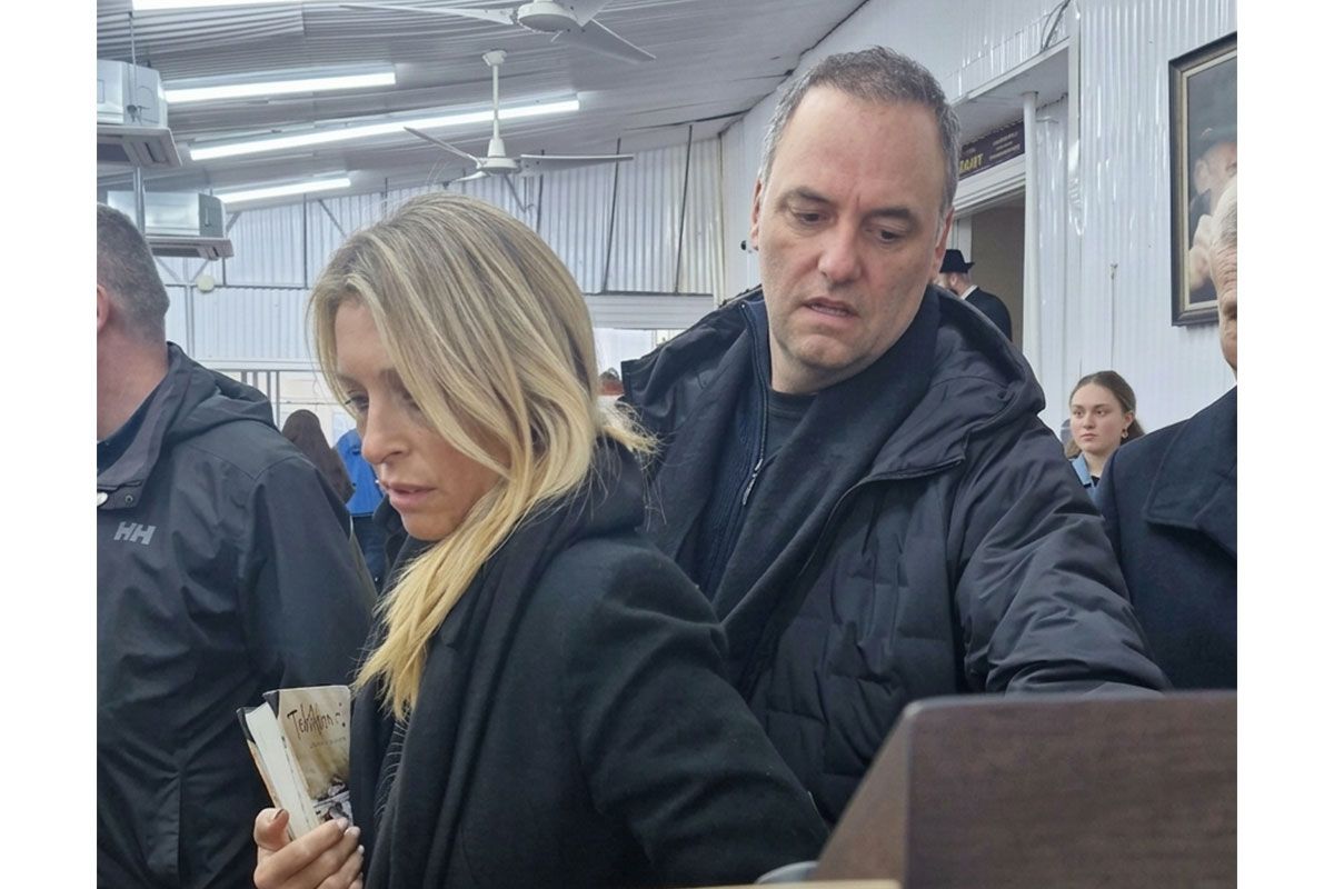 El taller de realidad paralela: Adorni, Nueva York y la fábrica de verdad oficial