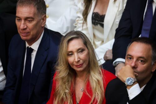 Santilli aún no asumió, pero lo sigue defendiendo a Adorni