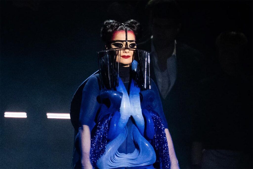 Rosalía hizo historia en los Brit Awards y deslumbró junto a Björk con una impactante versión de “Berghain“