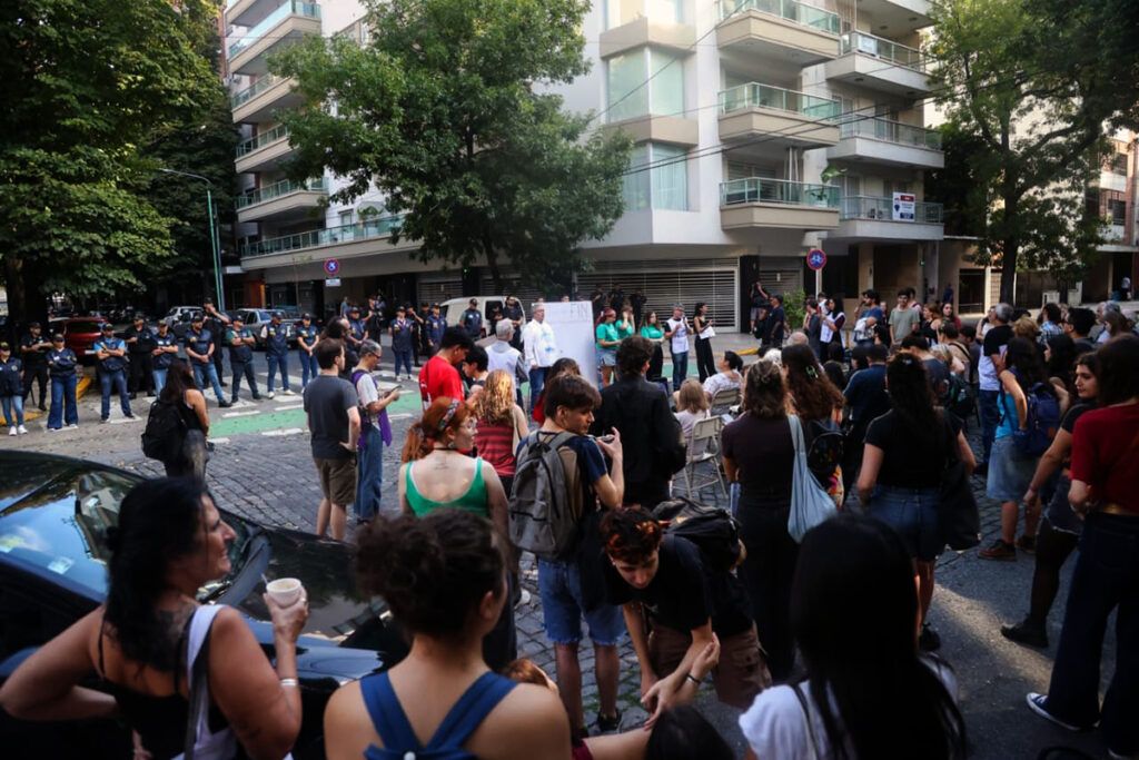 Estudiá, no seas Adorni: clases públicas de dignidad frente a la casa del jefe de Gabinete