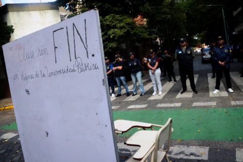 Estudiá, no seas Adorni: clases públicas de dignidad frente a la casa del jefe de Gabinete