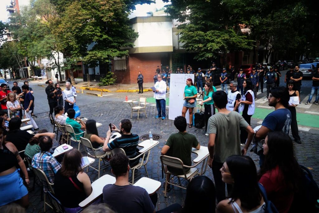 Estudiá, no seas Adorni: clases públicas de dignidad frente a la casa del jefe de Gabinete