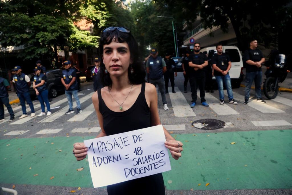 Estudiá, no seas Adorni: clases públicas de dignidad frente a la casa del jefe de Gabinete