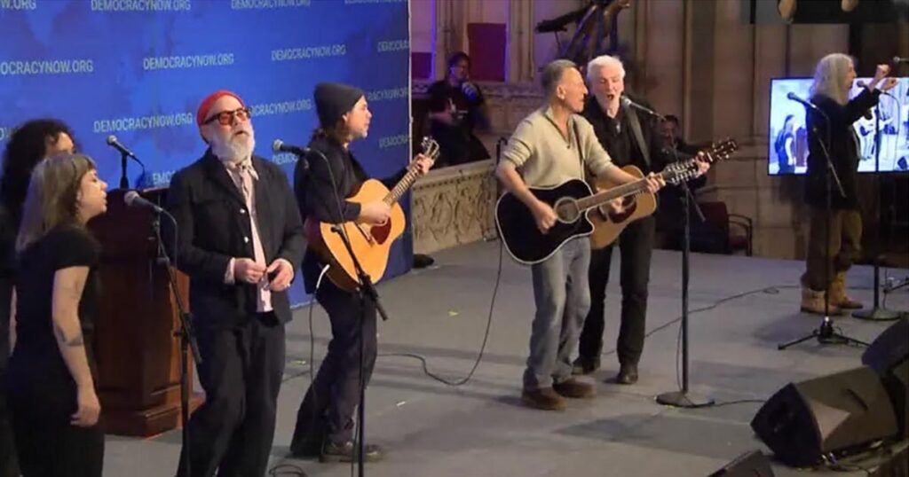Patti Smith, Bruce Springsteen y Michael Stipe se unieron contra Trump y a favor de la democracia 1 Patti Smith, Bruce Springsteen y Michael Stipe se unieron contra Trump y a favor de la democracia