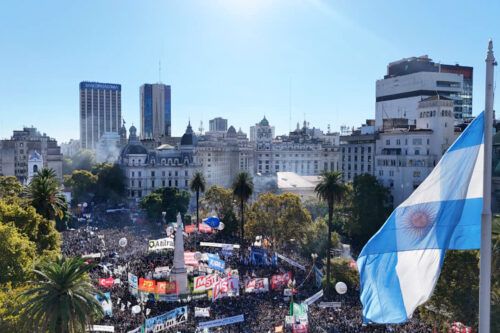 Un pueblo que no olvida: una masiva y emocionante marcha desde el aire