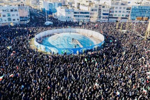 Irán pospuso los funerales del líder supremo, mientras confirma la sucesión