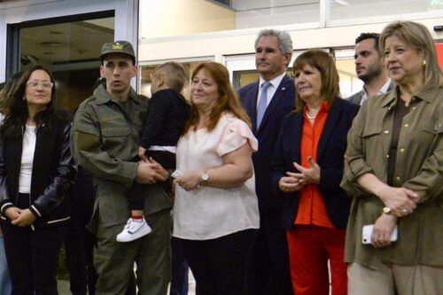 Nahuel Gallo volvió a la Argentina y fue recibido por familia: foto incómoda para Patricia Bullrich junto a dirigentes de AFA