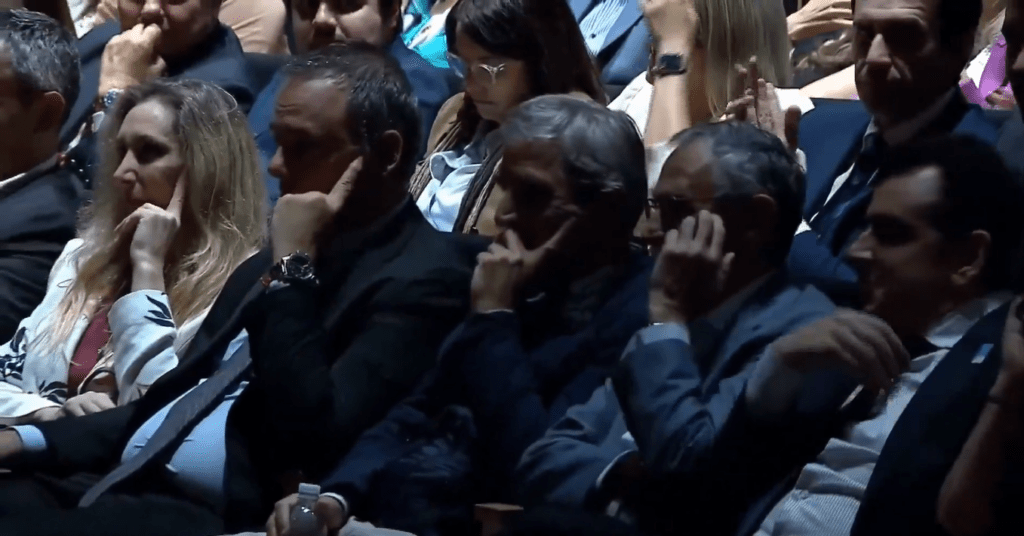 Karina vs. Caputo: con gestos mínimos, Milei hace equilibrio en la interna sin cuartel entre su hermana y su asesor