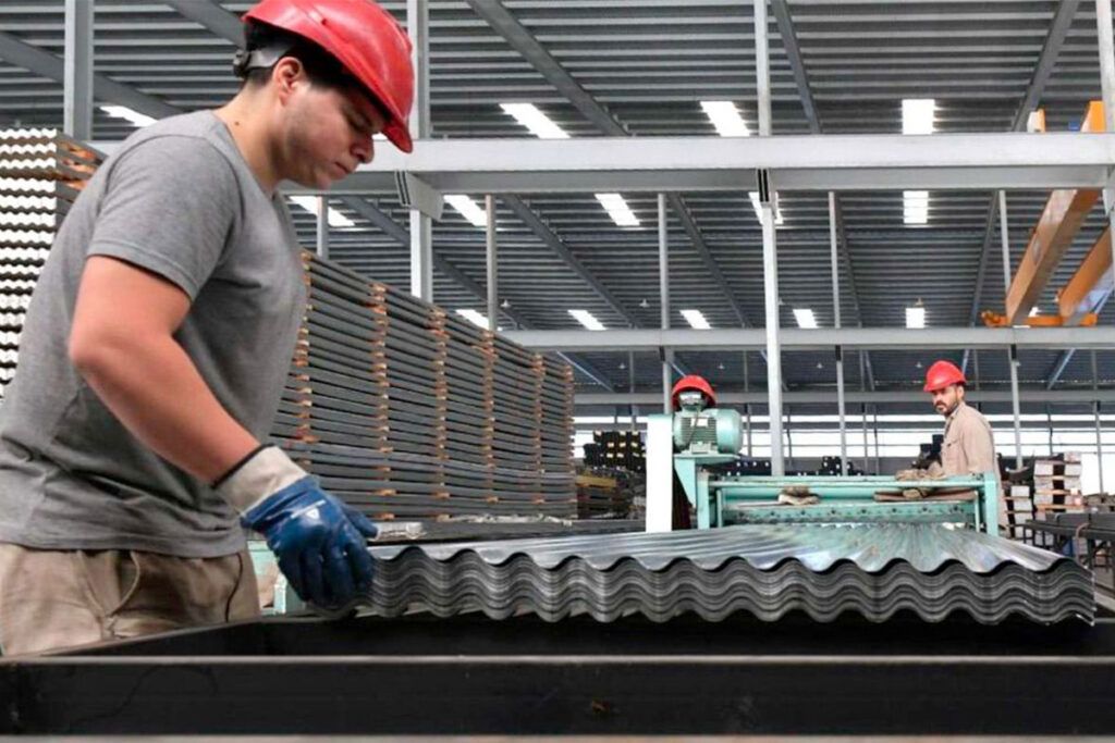 La industria cayó 8,7% en febrero: derrumbes de textiles, metalúrgicas, automotrices y muebles 1 La industria cayó 8,7% en febrero: derrumbes de textiles, metalúrgicas, automotrices y muebles