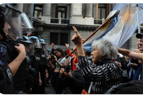 Ajuste a palazos: el Gobierno volvió a reprimir el histórico reclamo de los jubilados