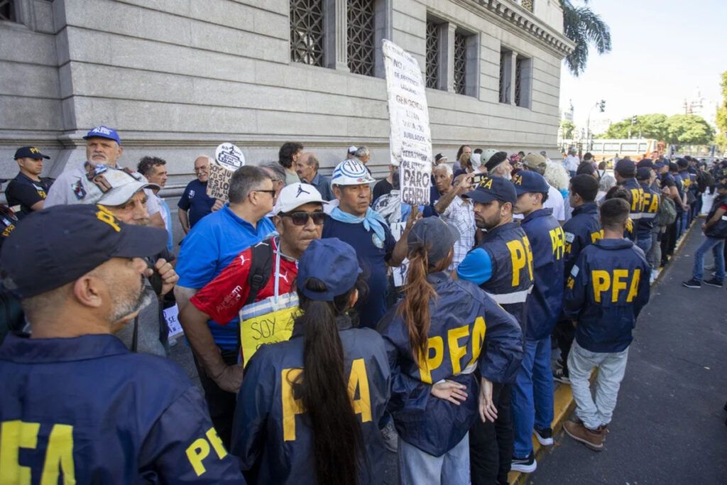 Ajuste a palazos: el Gobierno volvió a reprimir el histórico reclamo de los jubilados