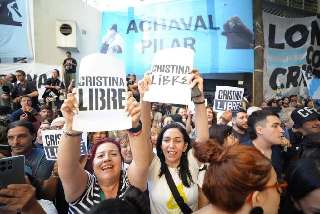 Con una concentración en su apoyo, Cristina Kirchner declaró en Comodoro Py por la Causa Cuadernos