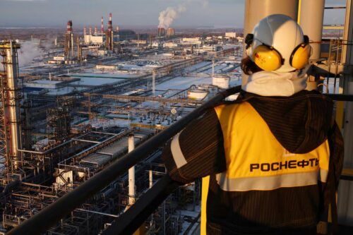 EEUU levanta las sanciones al petróleo ruso para frenar la escalada de precios