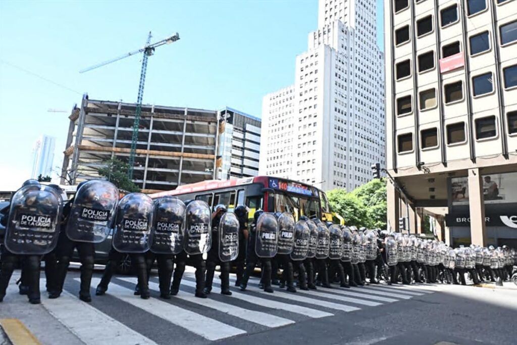 La policía reprimió la movilización en defensa de Fate en un desmedido operativo que descontroló el microcentro porteño