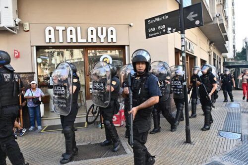 La policía reprimió la movilización en defensa de Fate en un desmedido operativo que descontroló el microcentro porteño
