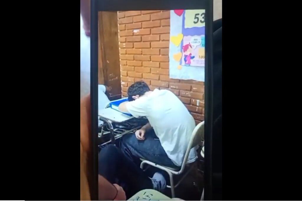 Armas en las aulas: los antecedentes que marcaron una herida abierta en la educación argentina 1 Armas en las aulas: los antecedentes que marcaron una herida abierta en la educación argentina