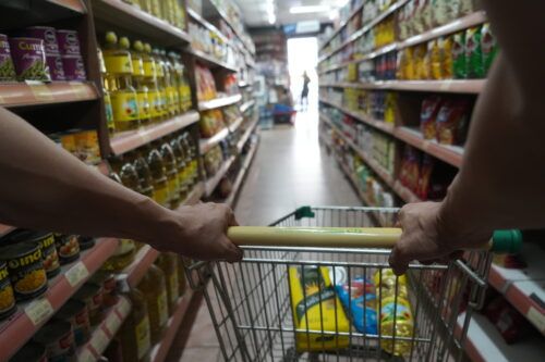El consumo cayó en abril en los súper, autoservicios, mayoristas y comercios de barrio