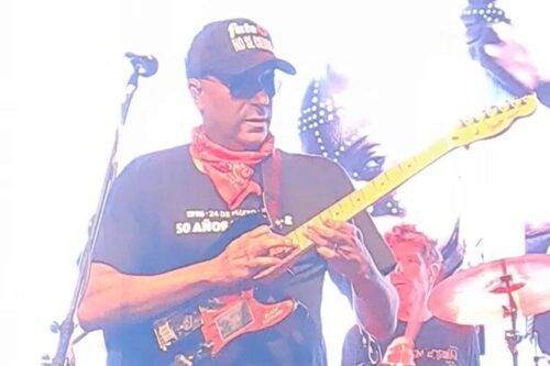 Tom Morello tocó con una remera de Abuelas y una gorra con la consigna “Fate no se cierra”