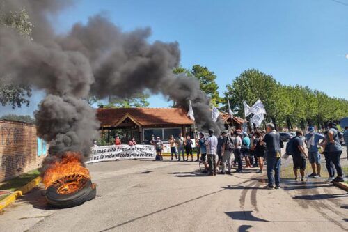Protesta y asamblea de la UTEP frente al country donde tiene su casa Adorni