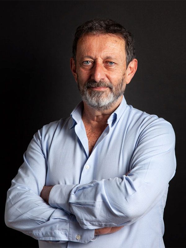 La punzante ironía de Michele Serra: "Los estadounidenses son muy afortunados, siempre que van a exportar libertad encuentran petróleo"