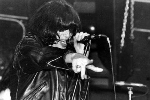Joey Ramone, a 25 años de su muerte: el frontman que cambió el punk desde la fragilidad