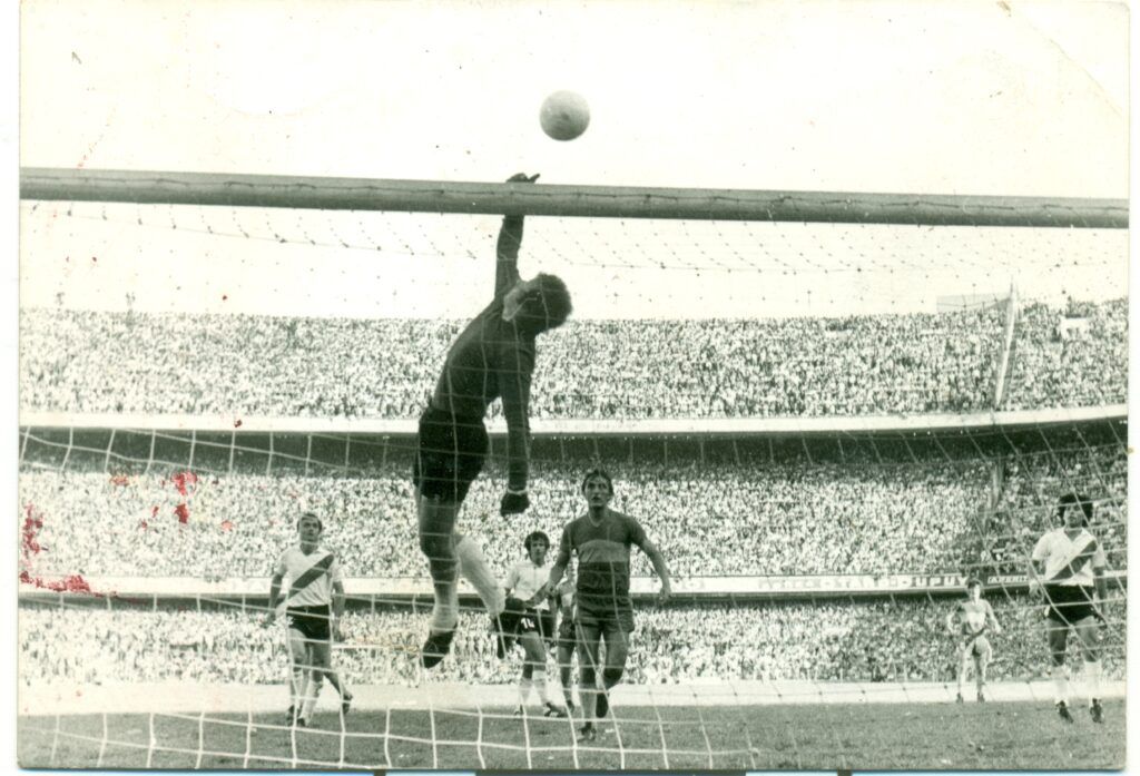 Prohibido que Gatti use vincha: la orden en dictadura para el último River-Boca con arqueros suplentes