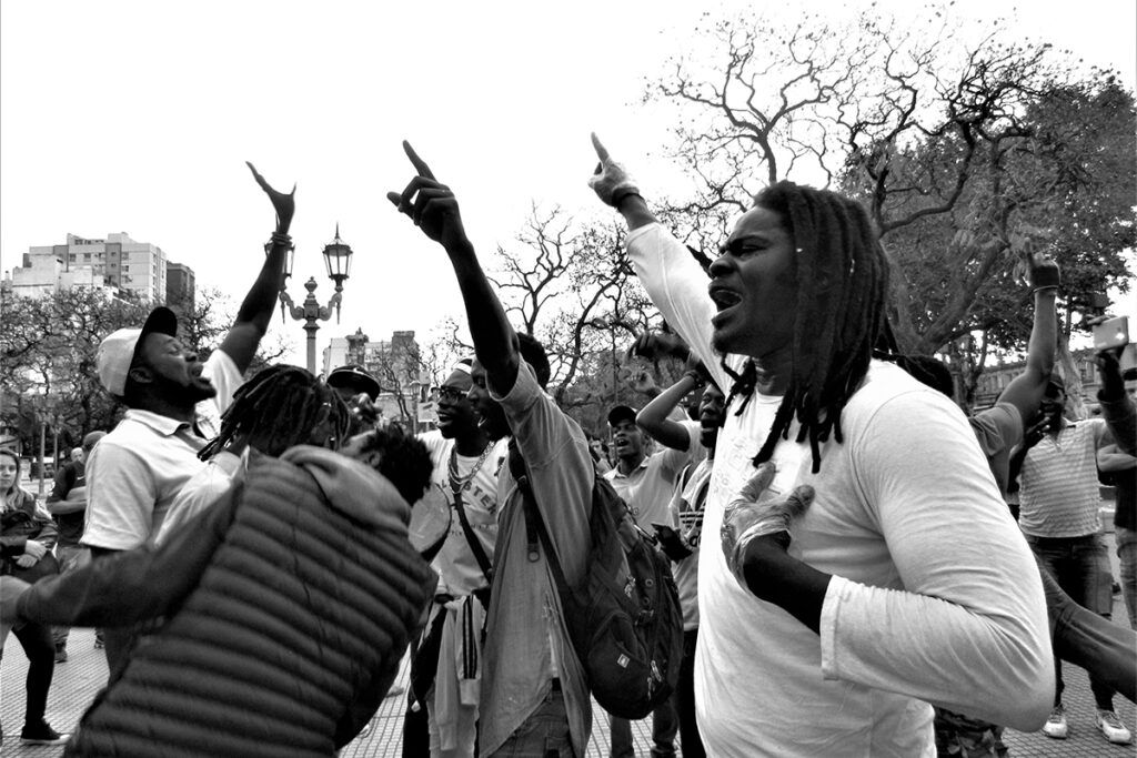 Ser migrante en la Argentina de Milei