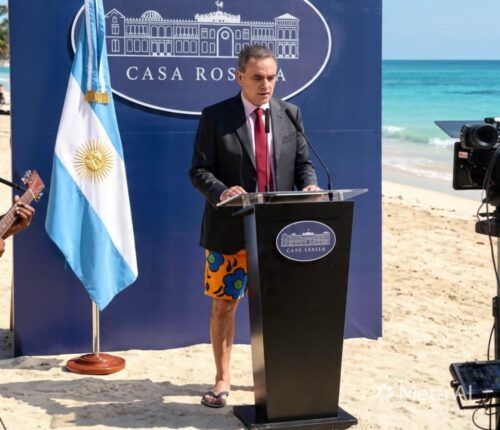 El verano eterno de Adorni: los 11 días en Río de Janeiro que la Justicia busca explicar