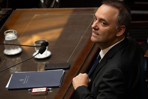 El Caso Adorni genera tanto rechazo como la “foto de Olivos” de Alberto Fernández durante la pandemia