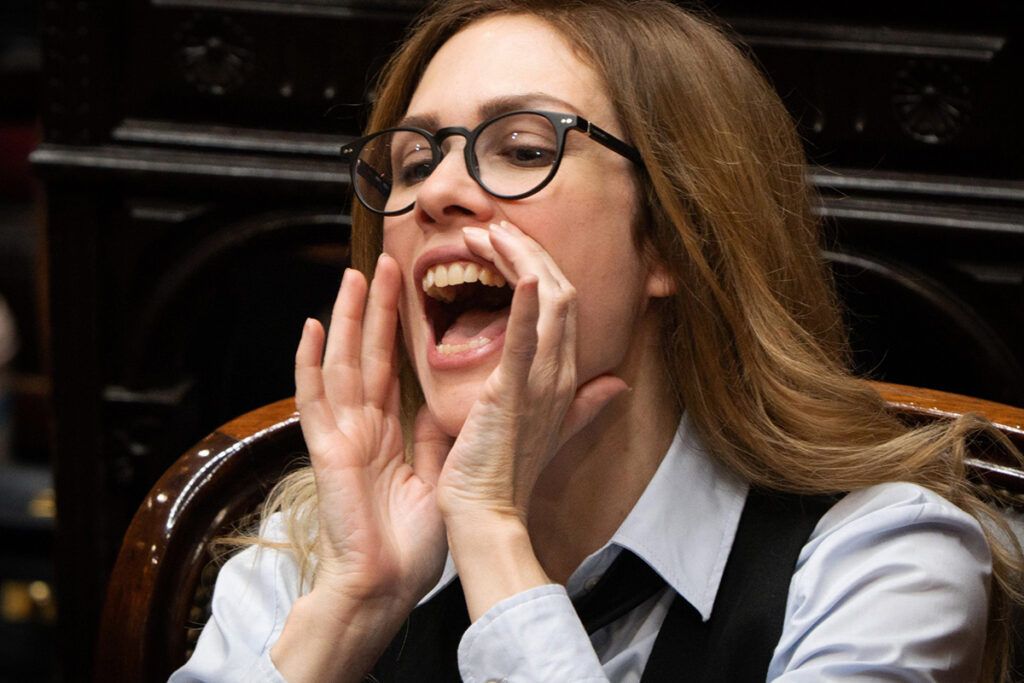 El bakstage del show de Adorni: el optimismo oficial, la apuesta peronista y la interna libertaria subida a los palcos