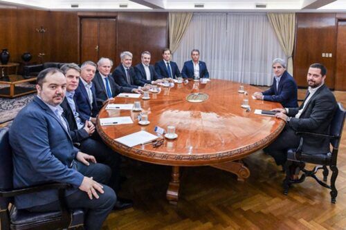 Los supermercadistas fueron a ver a Caputo por medidas: el ministro solo les palmeó la espalda