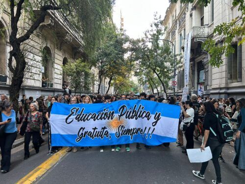Abrazo al Pellegrini: la comunidad educativa se planta contra el desfinanciamiento y el ajuste de Milei