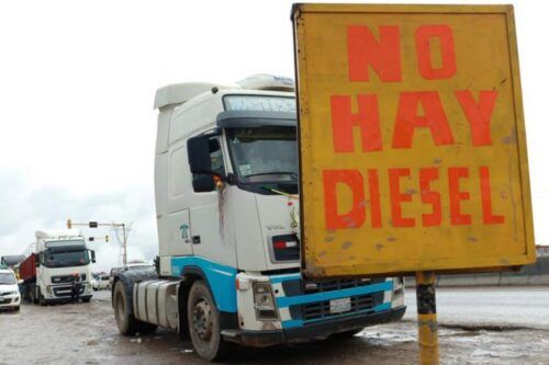 Escasez de diésel en Bolivia paraliza el transporte de larga distancia y desata protestas