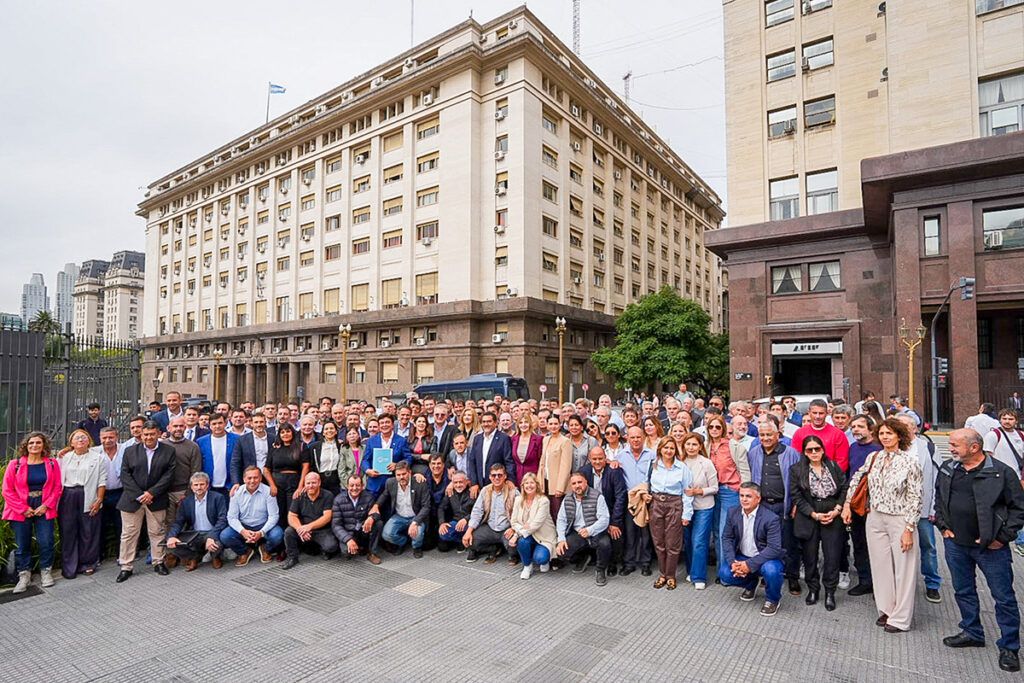 En un reclamo sin precedentes, intendentes de todo el país marcharon contra el desfinanciamiento de Milei y Caputo