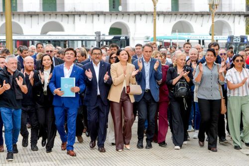 En un reclamo sin precedentes, intendentes de todo el país marcharon contra el desfinanciamiento de Milei y Caputo