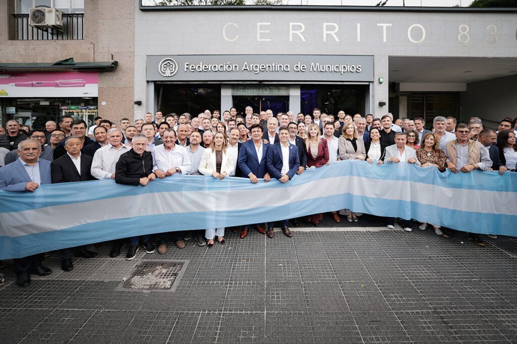 En un reclamo sin precedentes, intendentes de todo el país marcharon contra el desfinanciamiento de Milei y Caputo