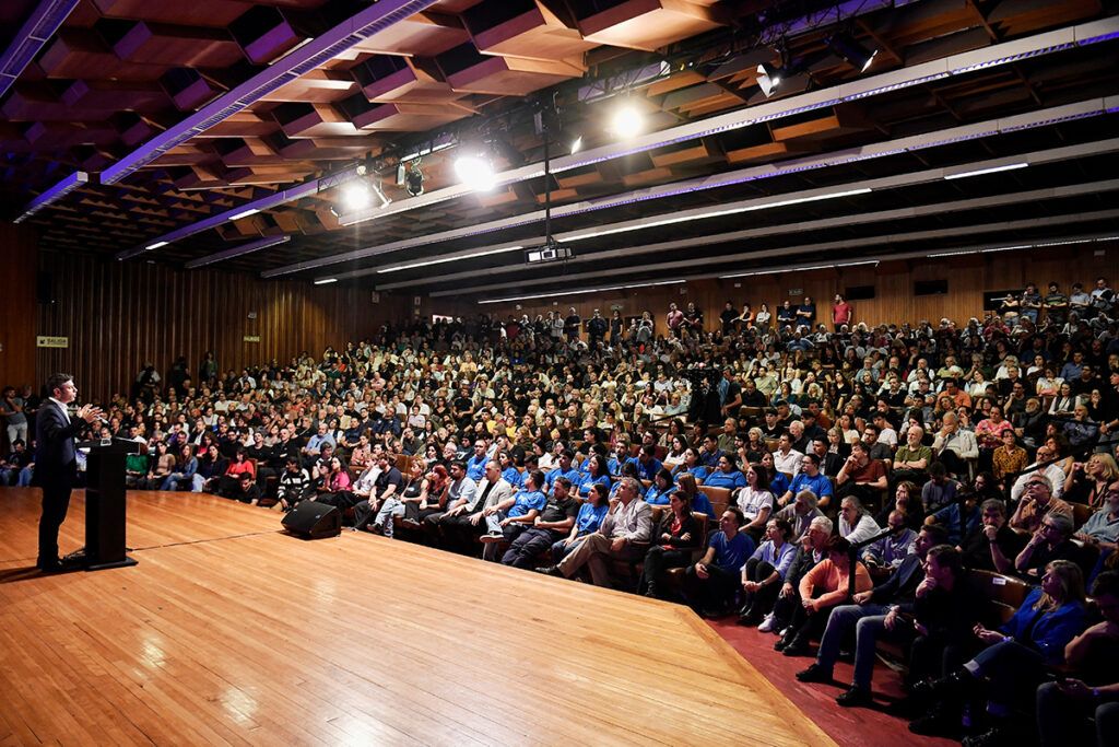 Kicillof lanzó su movimiento en la UBA, dijo que Milei "lleva a la disolución nacional" y pidió "no perder tiempo en internas"
