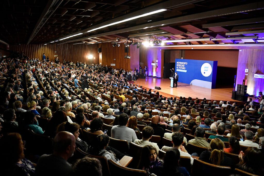 Kicillof lanzó su movimiento en la UBA, dijo que Milei "lleva a la disolución nacional" y pidió "no perder tiempo en internas"